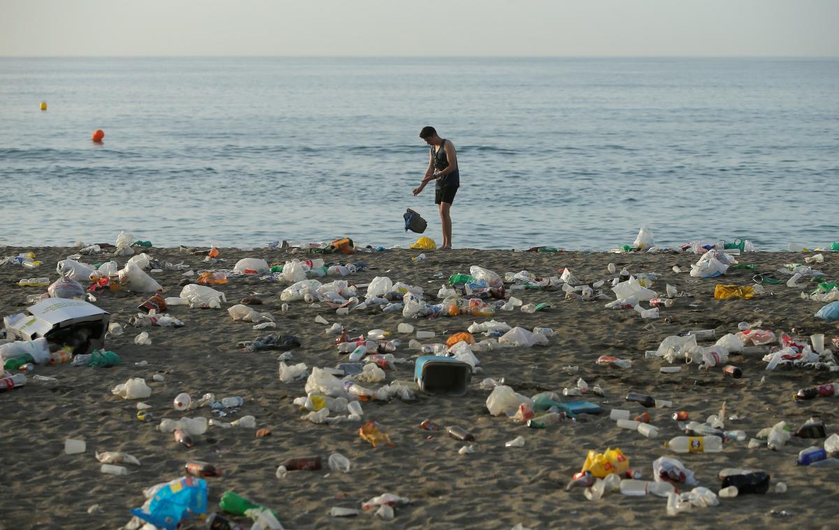Onesnaževanje, plastika, plastične vrečke | S prepovedjo plastičnih palčk želi Italija med drugim zaščititi obale. Devet odstotkov vseh smeti na plažah namreč predstavljajo prav plastične vatirane palčke, navaja okoljevarstveno združenje Legambiente. | Foto Reuters