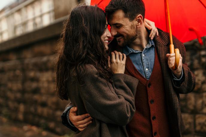 ljubezen, par, jesen, dežnik | Foto Shutterstock