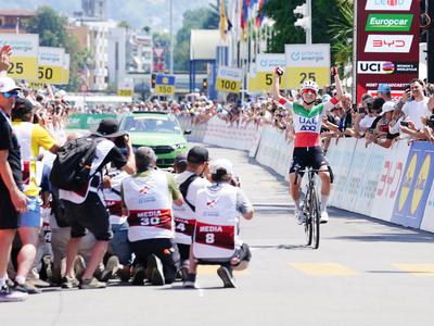 Elisa Longo Borghini prevzela vodstvo, tekmice zgrešile pot, Urška Žigart odstopila