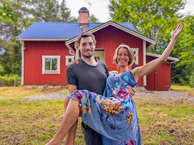 Slovenca, ki sta pet let živela v avtodomu in na Švedskem kupila 120 let staro hišo