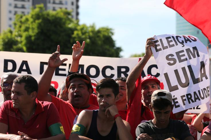 Po državi so potekale demonstracije proti in v podporo Luli. Več deset tisoč njegovih podpornikov se je zbralo v kraju Porto Alegre, v Sao Paulu pa so se zbrali tako njegovi nasprotniki kot podporšniki. | Foto: Reuters