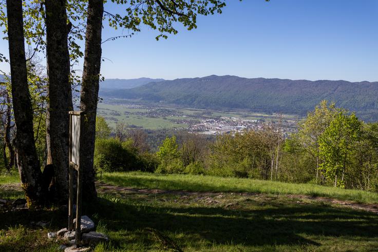 Razgled izpred cerkve Svete Ane na Ribniško polje in Ribnico. | Foto: Matej Podgoršek