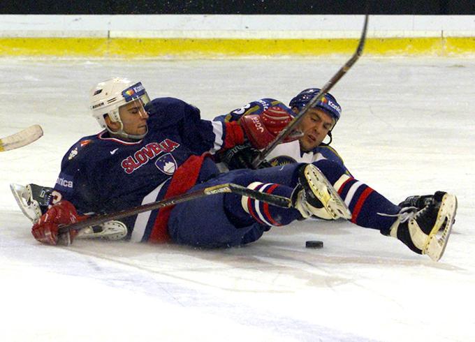 Do leta 2002 so slovenski hokejisti igrali z državnim grbom na dresih. | Foto: Reuters