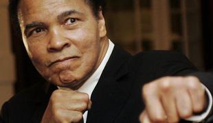 Boksarske rokavice velikega Muhammada Alija prodali za 600.000 evrov