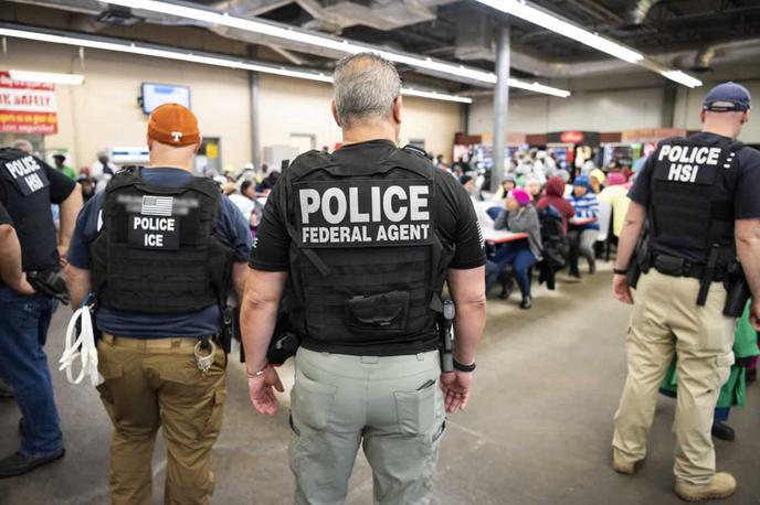 Preiskave v ZDA | Policisti so preiskali pet tovarn in aretirali 680 ljudi. | Foto Reuters