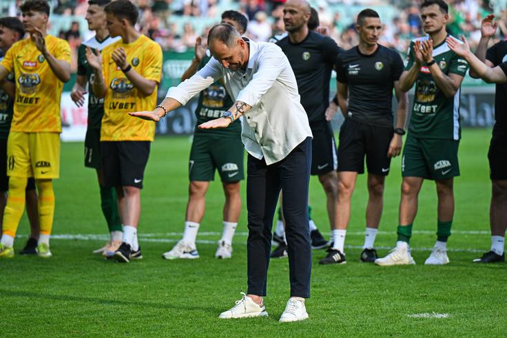 Tako se je Ante Šimundža poklonil navijačem Slaska za podporo, s pomočjo katerih je lahko uresničil zadani cilj na Poljskem.  | Foto: Guliverimage