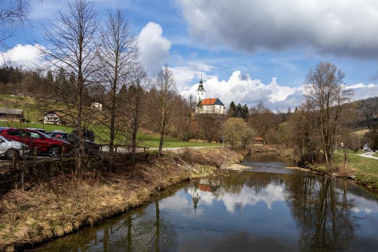 Manjše urejeno parkirišče je pred vasjo Ledinice, ob Poljanski Sori, tik pod cerkvijo svete Ane. | Foto: Matej Podgoršek