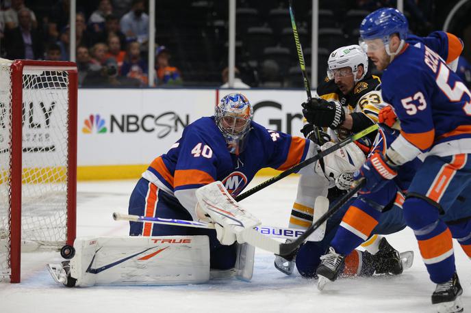 Carolina Tampa NHL | Carolina je z gostujočo zmago na Floridi znižala zaostanek na 1:2. | Foto Reuters