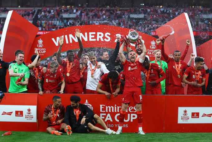 Liverpool je v tej sezoni dvignil dva pokala. Osvojil je obe angleški pokalni tekmovanji. | Foto: Reuters