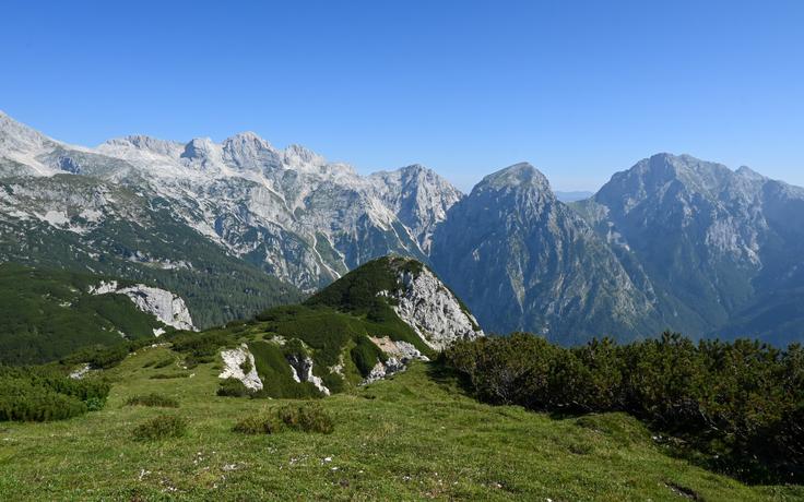 Pogled z Vrha Korena. Spodaj pod nami je Jermanov turn, v ozadju najvišji vrhovi KSA. | Foto: Matej Podgoršek