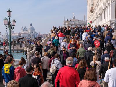 Je množični turizem uničil pristno potovalno izkušnjo?