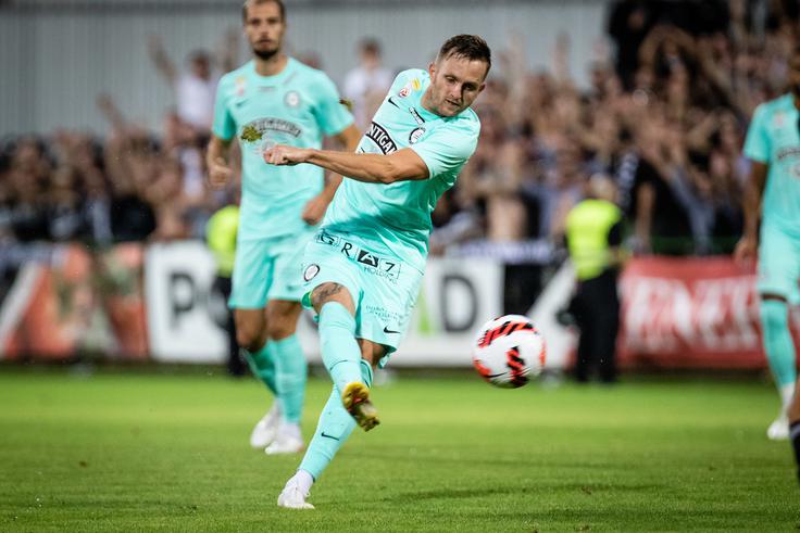 Gostje iz Avstrije so računali na bučno podporo nekaj sto navijačev. | Foto: Blaž Weindorfer/Sportida