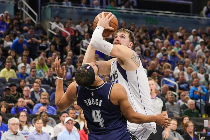 Dončić v povprečju dosega 32 točk na srečanje. | Foto: Reuters
