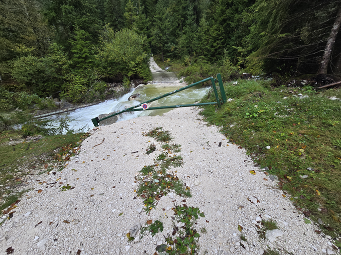 Hudournik je odnesel del kolovoza v Kekčevi deželi v občini Bovec. | Foto: David Florjančič