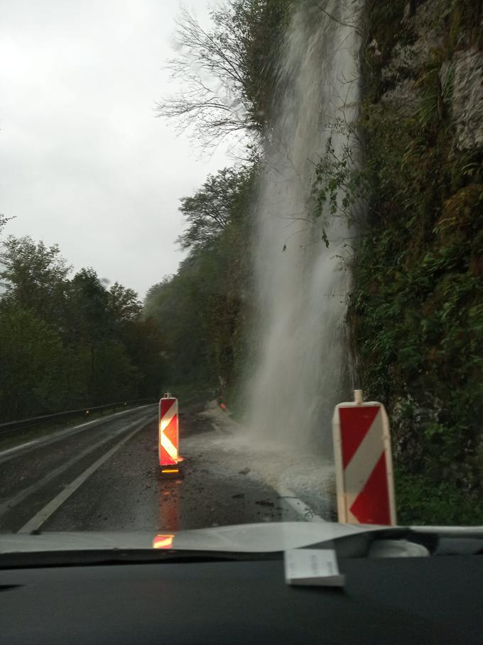 V občini Tolmin je voda drla na cesto.  | Foto: Metka Ivančič / FB, Javna skupina Tminci