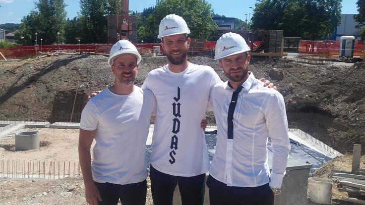 Skupaj z nekdanjim soigralcem pri Olimpiji Sašo Abrićem in Bojanom Jokićem je pomagal zgraditi večnamensko športno dvorano Baza. | Foto: Rok Plestenjak