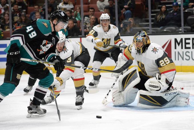 Marc Andre Fleury je zaustavil vse poskuse Anaheima in Vegasu pomagal do pomembne zmage s 3:0. | Foto: Reuters