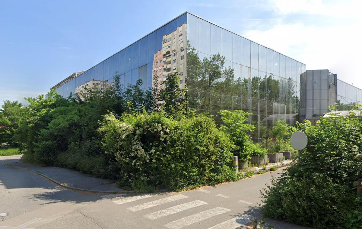 Litijska cesta | V novi sodni stavbi je nekaj več kot 2.500 kvadratnih metrov pisarniškega prostora, kar je tisoč kvadratnih metrov pisarn premalo.  | Foto Google maps