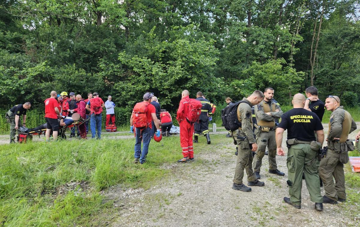 Letalo Zagreb | Reševalne službe so sredi gozda, kjer je letalo strmoglavilo, poškodovanim nudile prvo pomoč. | Foto Pixsell