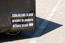 Protest pred DZ, črna kocka