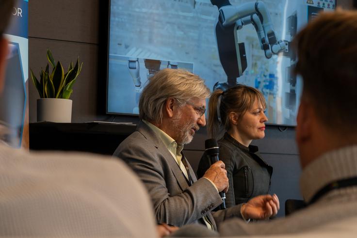 Vodilni raziskovalec robotike na Institutu Jožef Stefan Igor Kovač in ustanoviteljica enega najsodobnejših robotskih laboratorijev v regiji Katapult Robotika Maša Jazbec.  | Foto: Liam Toni Šironjič