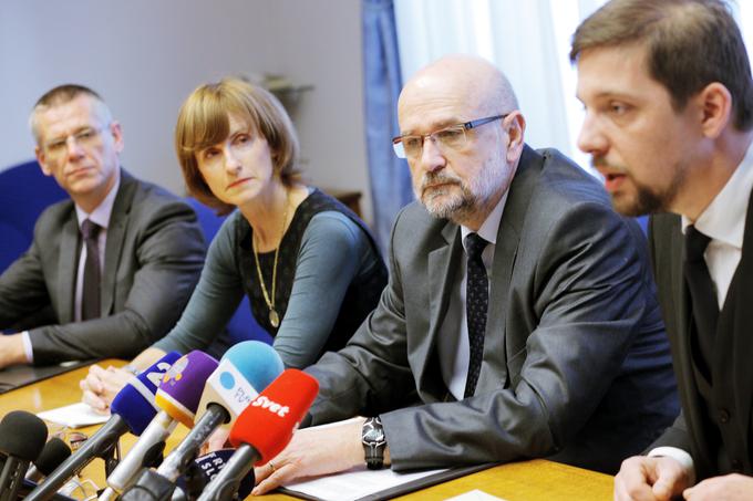 Vrhovno sodišče se je leta 2016, ko ga je vodil Branko Masleša (drugi z desne), opravičilo, a se v istem dahu branilo, da se napake pač dogajajo. | Foto: STA ,