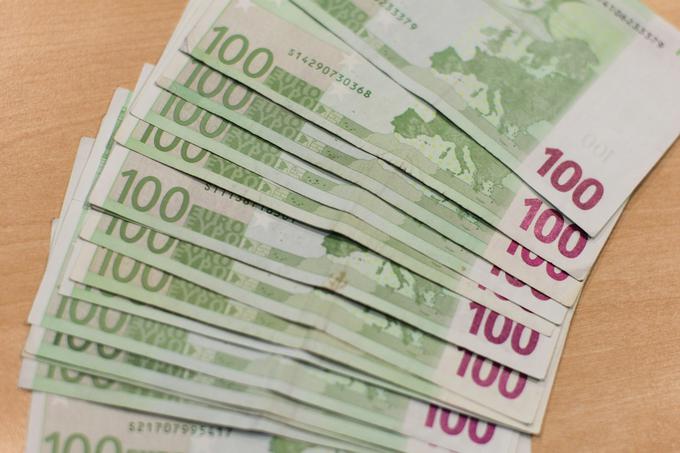 100 evrov bankovci | Foto: Tina Deu