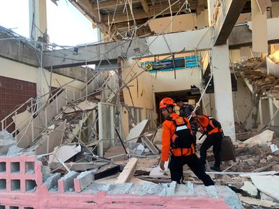 Indonezijo stresel silovit potres, umrlo najmanj 20 ljudi