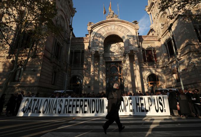Katalonci za pomoč prosijo tudi Evropo. | Foto: Reuters
