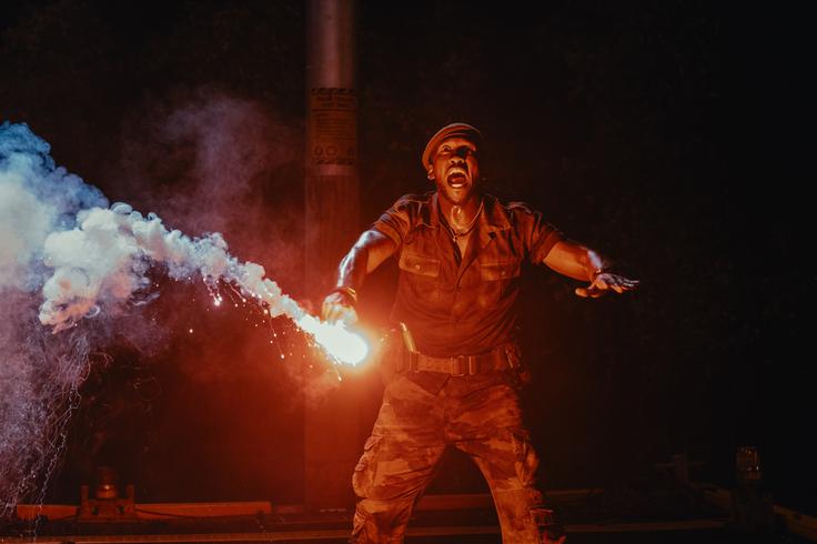 Mahershala Ali je zmeraj odličen igralec, a ob tem scenariju ne dobi priložnosti, da bi izkazal širok nabor čustev. Vseeno pa veliko kriči na dinozavre. | Foto: Karantanija Cinemas