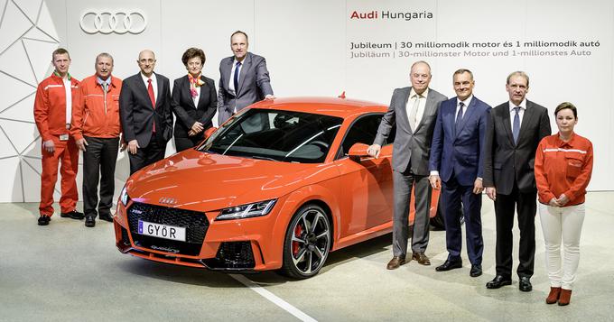 Predstavniki Audija in mesta Gyor se veselijo skupnega jubileja. Audi je začel motorje na Madžarskem izdelovati pred 23 leti, štiri leta pozneje so sledili še avtomobili. | Foto: Audi