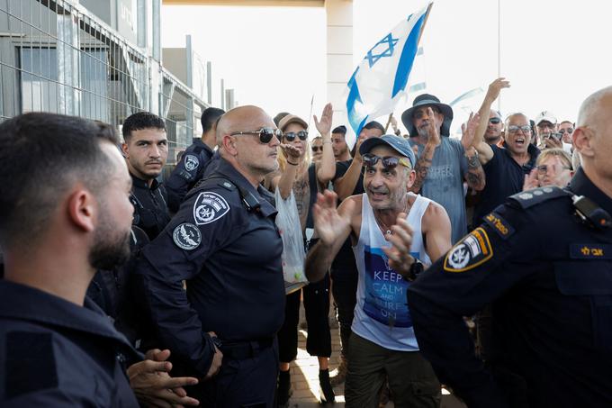 Izraelski protestniki pred ograjo vojaškega kompleksa Sde Teiman. | Foto: Reuters