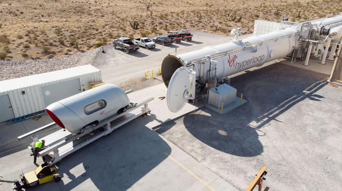 Virgin Hyperloop je, takrat kot še Hyperloop One, maja 2016 demonstriral prvo vožnjo prototipne potovalne kapsule. To je njihova najnovejša testna cev, v kateri so opravili že več kot 400 voženj s kapsulo, a še nikoli s človeško "posadko". | Foto: Virgin Hyperloop