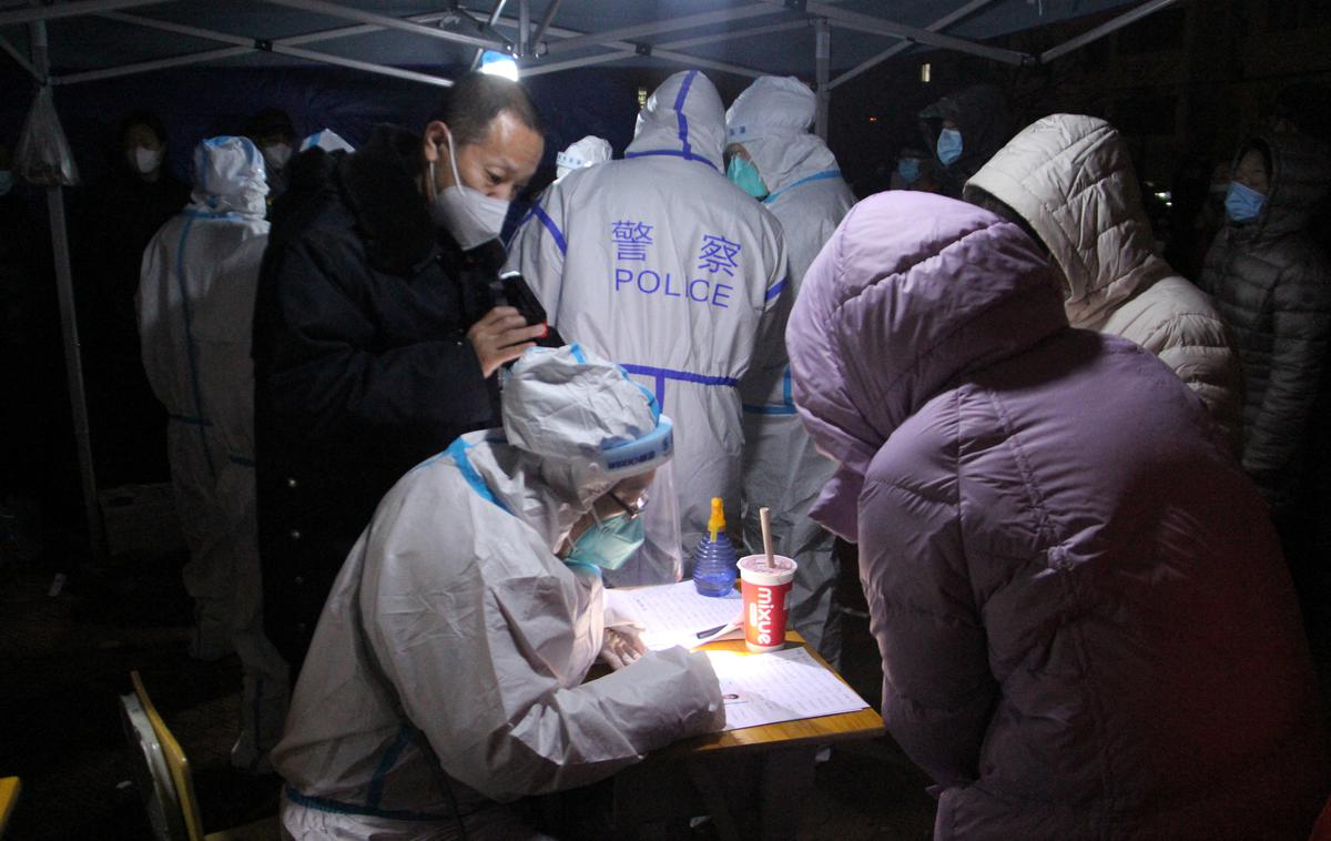 Covid-19, Kitajska | Kitajska vse od izbruha pandemije vodi politiko ničelne tolerance do covid-19, ki vključuje zapore javnega življenja, omejitve potovanj in množično testiranje v primeru izbruhov okužbe. | Foto Reuters