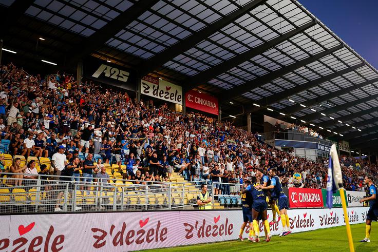 Iz celjskega kluba sporočajo, da bi vzhodna tribuna na današnji tekmi lahko bila polna do zadnjega kotička. | Foto: Luka Kotnik