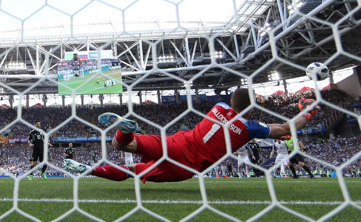 Tako je Hannes Halldorsson ubranil 11-metrovko Lionelu Messiju. | Foto: Reuters