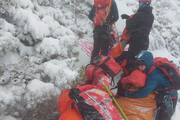 Reševanje v gorah | Podhlajenega pohodnika so v štafetnem spustu z nosili transportirali do Planinskega doma na Kališču.   | Foto GRS Kranj/Facebook