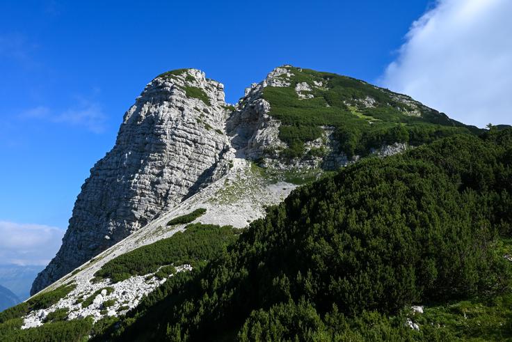 Na sedlu med Monturo in Babo krenemo levo navzgor proti našemu cilju s to mogočno južno steno. | Foto: Matej Podgoršek