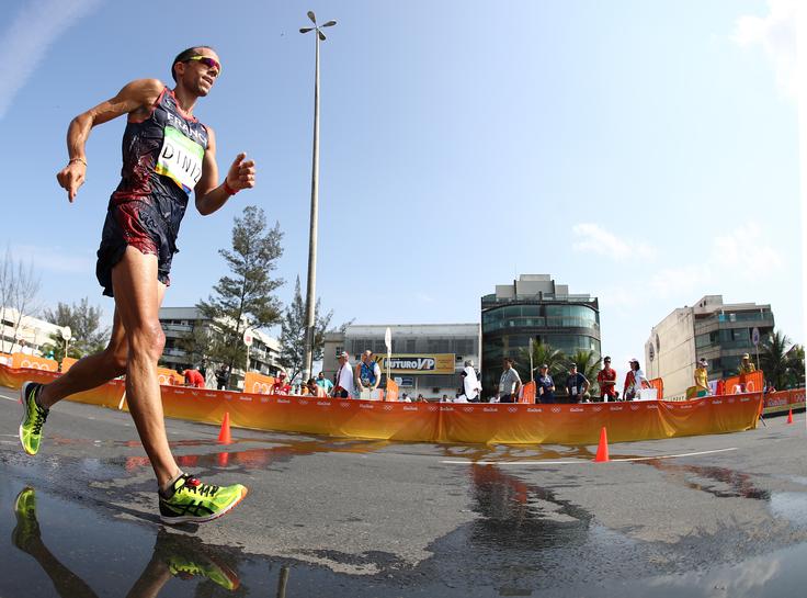 Francoskega atleta Yohanna Diniza so upočasnile hude želodčne težave, a ni obupal. Naslova olimpijskega prvaka ni osvojil, je pa zasedel osmo mesto. Za mnoge je postal junak brazilskih olimpijskih iger. | Foto: Getty Images