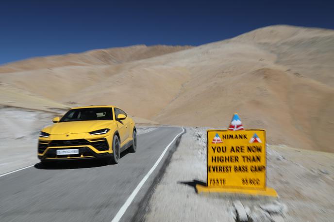 Umling La cesta lamborghini | Umling La je najvišja prevozna cesta na svetu, ki leži višje kot bazni tabor na najvišji gori na svetu Everest. | Foto Lamborghini