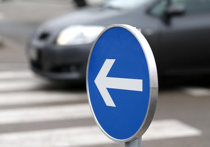 To je prometni znak, ki opozarja na obvezno smer in novo prometno ureditev BTC v Ljubljani. | Foto: Gregor Pavšič