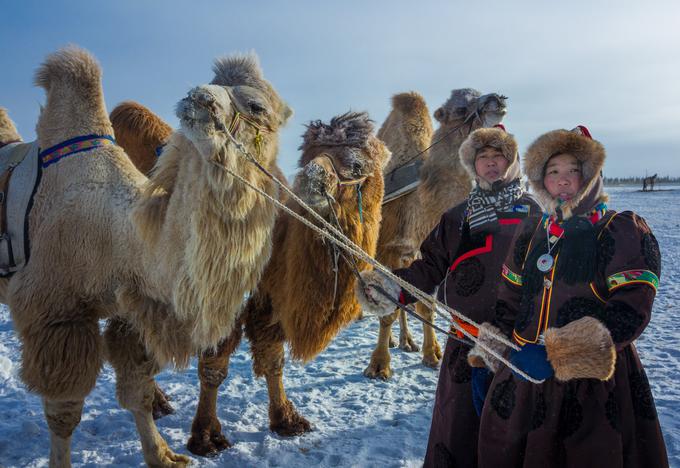 Rusko nasilno širjenje v Sibirijo so med drugim občutili Burjati. Ko so se uprli, so jim Rusi požigali vasi, jih pobijali, ženske pa posiljevali in prodajali za sužnje. Na fotografiji: pripadnika mongolskega ljudstva Burjatov. | Foto: Guliverimage
