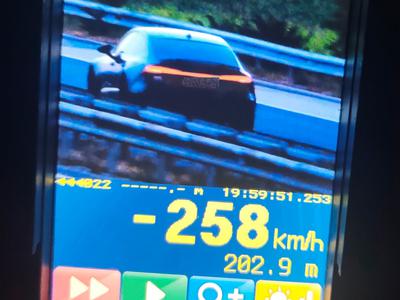 Visoka globa za 37-letnika: po avtocesti divjal s hitrostjo 258km/h