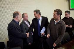 Minister Vizjak obljubil, da bo vlada spoštovala podpisani sporazum 