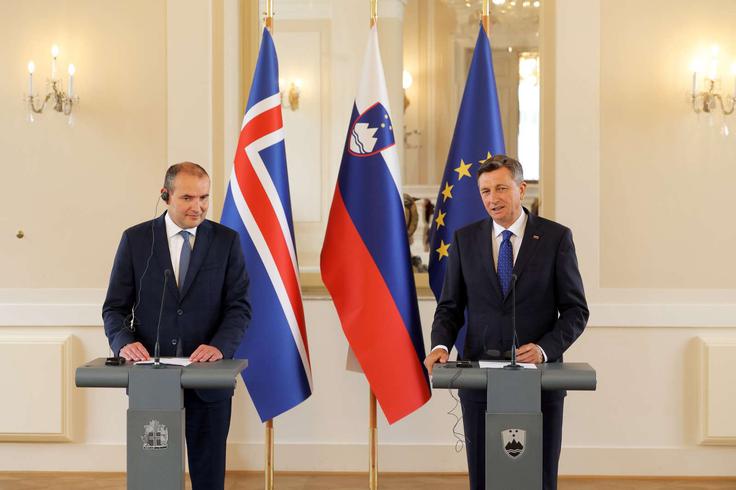Dotaknila sta se tudi Zahodnega Balkana, ki ga je Pahor predstavil kot regijo, ki ima čudovite možnosti za razvoj, a hkrati kot regijo, ki je do vojne v Ukrajini edina v Evropi po drugi svetovni vojni doživela vojno. Opozoril je, da je na to regijo treba gledati s posebno občutljivostjo, in poudaril, da ima Slovenija z vsemi državami v regiji dobre odnose in si prizadeva, da bi zlasti evroatlanstko povezovanje potekalo hitreje in učinkoviteje. | Foto: STA ,