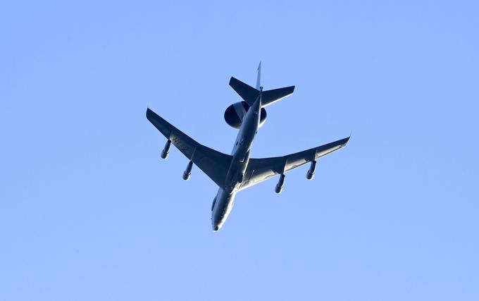 Letalo AWACS deluje v okviru širše dejavnosti za zbiranje informacij in vodstvu Nata omogoča najboljše mogoče poznavanje stanja. Zaradi navedenega je ta zmogljivost poleg zgodnjega opozarjanja ključna tako za Nato kot za njegove zaveznike, so novembra lani, ko je takšno letalo pristalo na slovenskem vojaškem letališču Cerklje ob Krki, navedli pri slovenski vojski. | Foto: Guliverimage