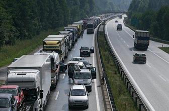 Zaradi prometnih nesreč zastoja na štajerski in primorski avtocesti