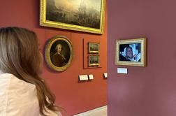 Fotografijo aretiranega nekdanjega princa Andrewa obesili v Louvru