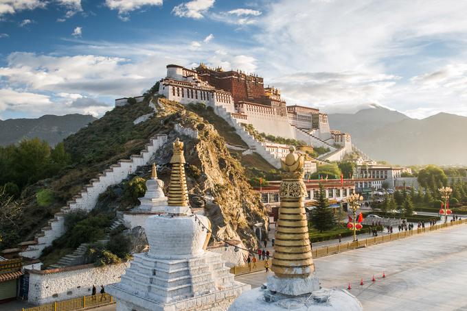 Obiskal je tudi palačo Potala v Tibetu. | Foto: Tadej Bolta