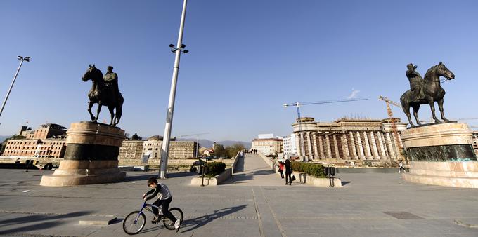 Bodo morali Makedonci v Skopju podreti kipe v spomin na Aleksandra Velikega, ki so prav tako del spora med Grčijo in Makedonijo?  | Foto: Reuters
